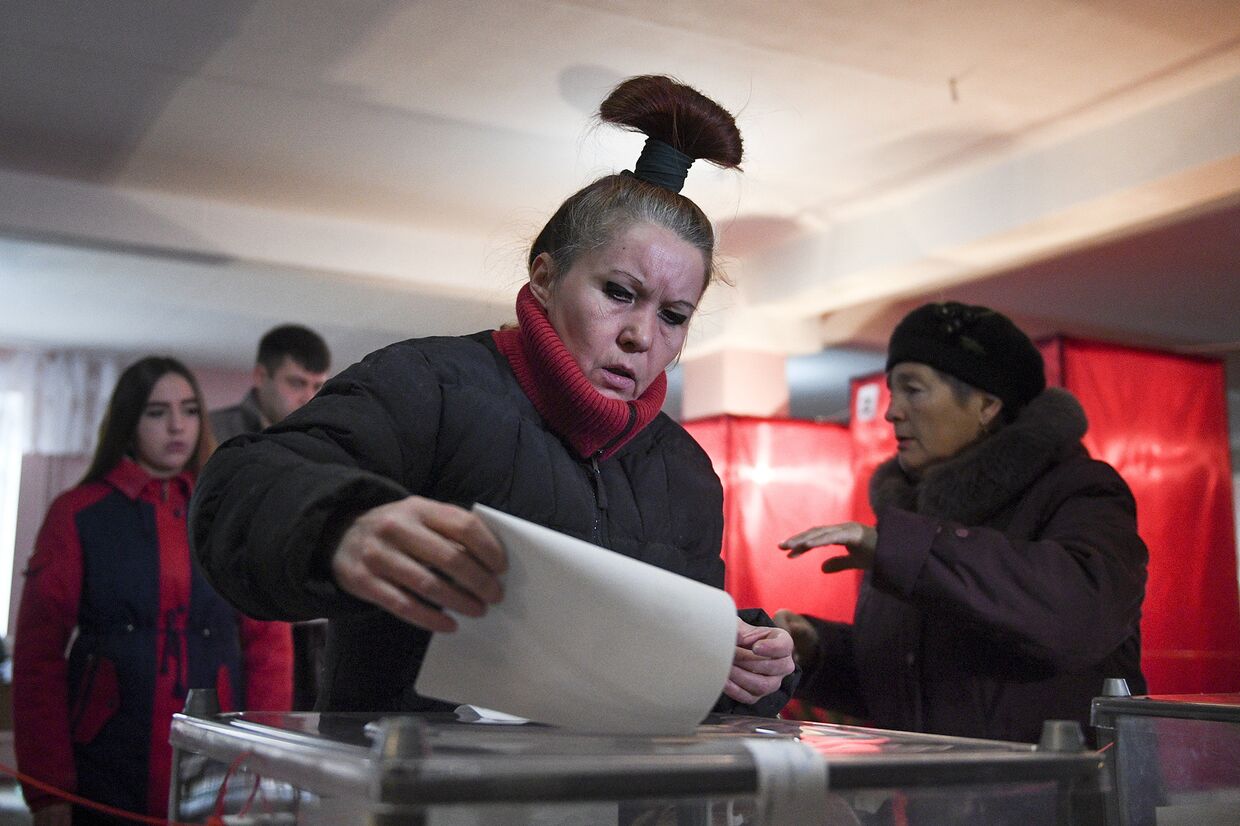 Выборы на избирательном участке во время выборов в Донецке