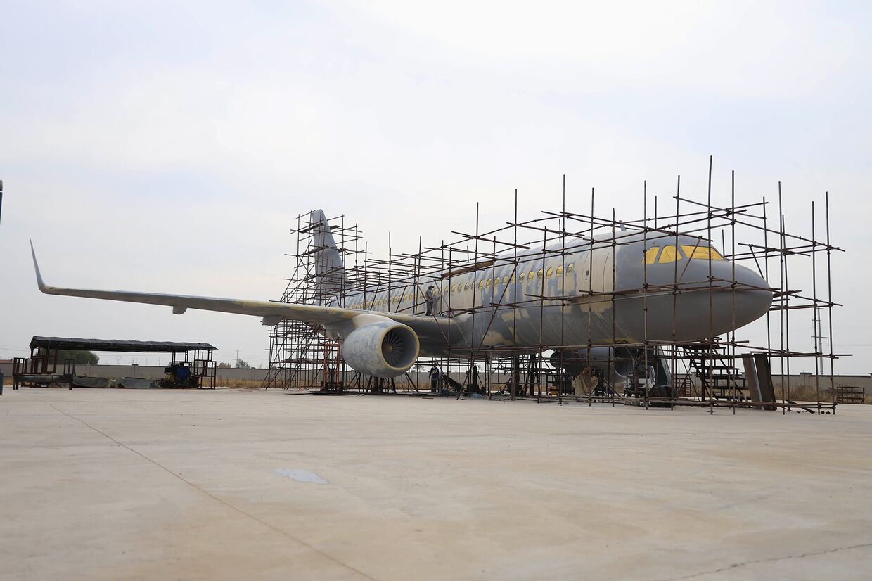 Полномасштабная копия Airbus A-320, построенная китайским фермером Чжу Юэ, в провинции Ляонин в Китае