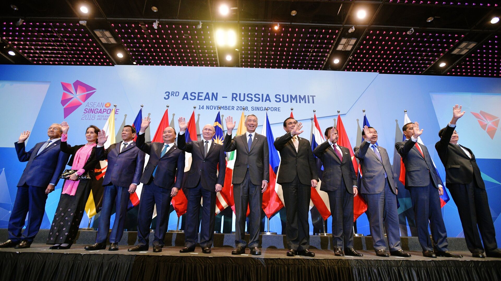 Владимир Путин во время совместного фотографирования глав делегаций государств-участников саммита АСЕАН - ИноСМИ, 1920, 11.04.2022