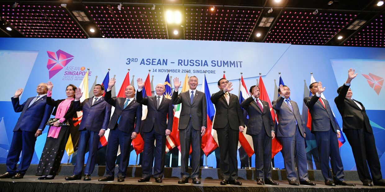Владимир Путин во время совместного фотографирования глав делегаций государств-участников саммита АСЕАН