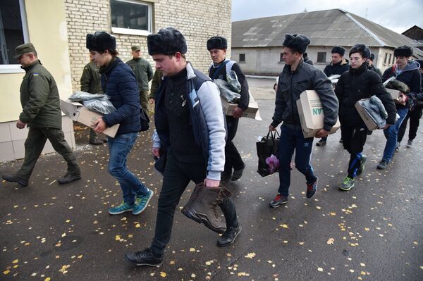 Прибытие призывников в одну из воинских частей Нацгвардии Украины во Львове