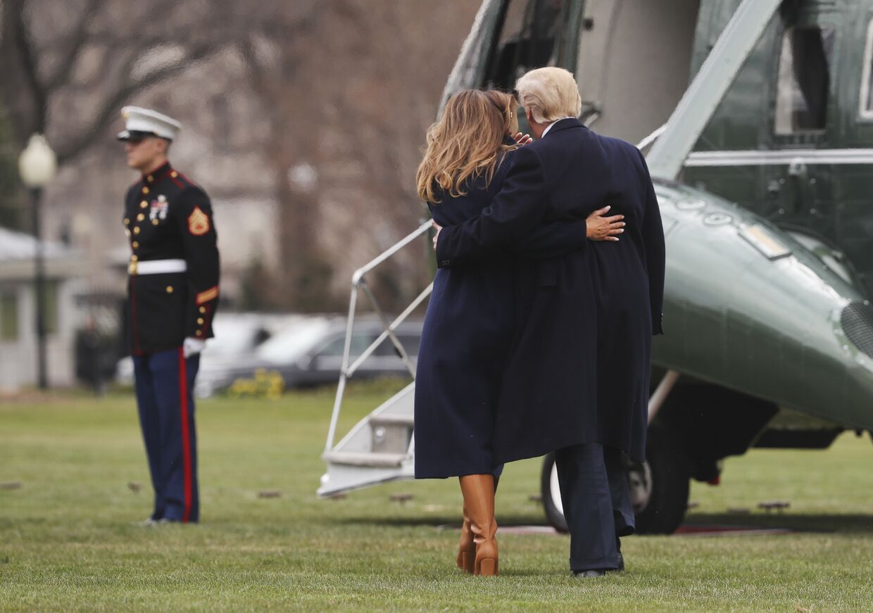 Президент США Дональд Трамп поддерживает супругу Меланию по пути к вертолету у Белого дома, Вашингтон