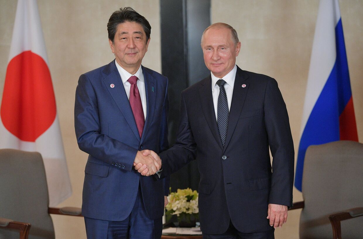 Президент РФ Владимир Путин и премьер-министр Японии Синдзо Абэ во время встречи в Сингапуре. 14 ноября 2018
