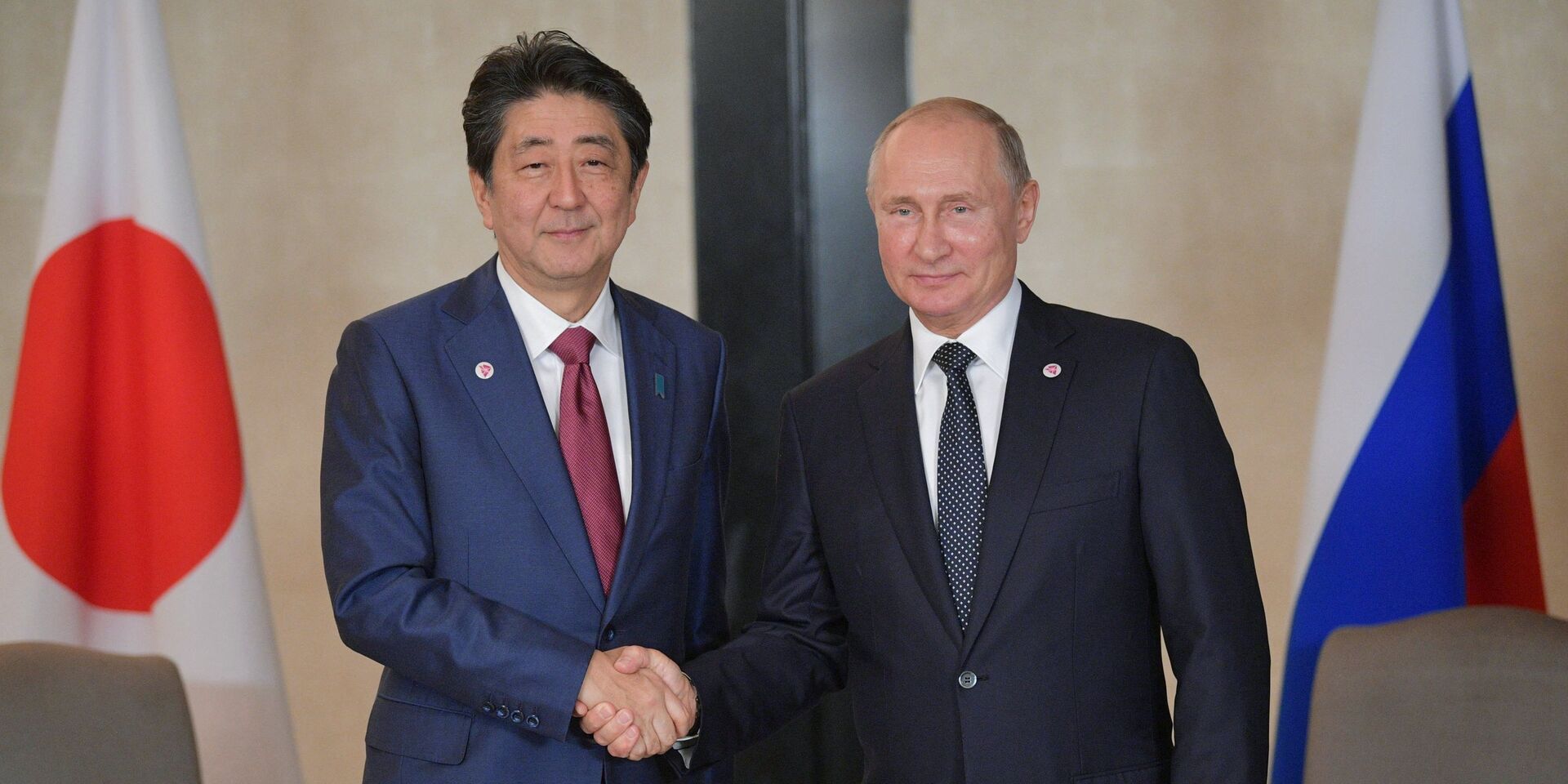 Президент РФ Владимир Путин и премьер-министр Японии Синдзо Абэ во время встречи в Сингапуре. 14 ноября 2018 - ИноСМИ, 1920, 21.07.2022