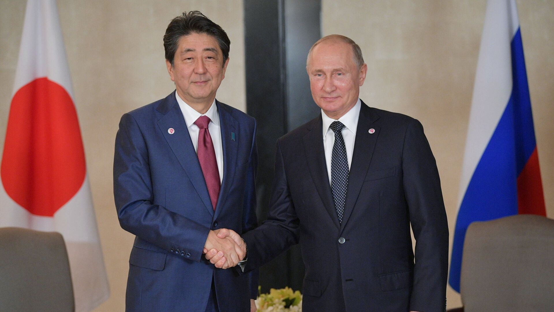 Президент РФ Владимир Путин и премьер-министр Японии Синдзо Абэ во время встречи в Сингапуре. 14 ноября 2018 - ИноСМИ, 1920, 28.05.2022