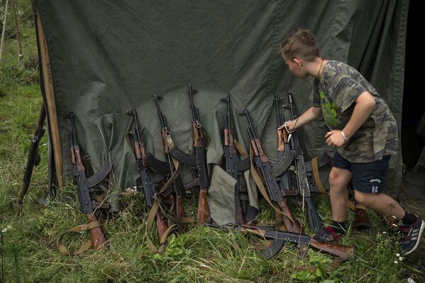 В украинском националистском лагере детей учат убивать