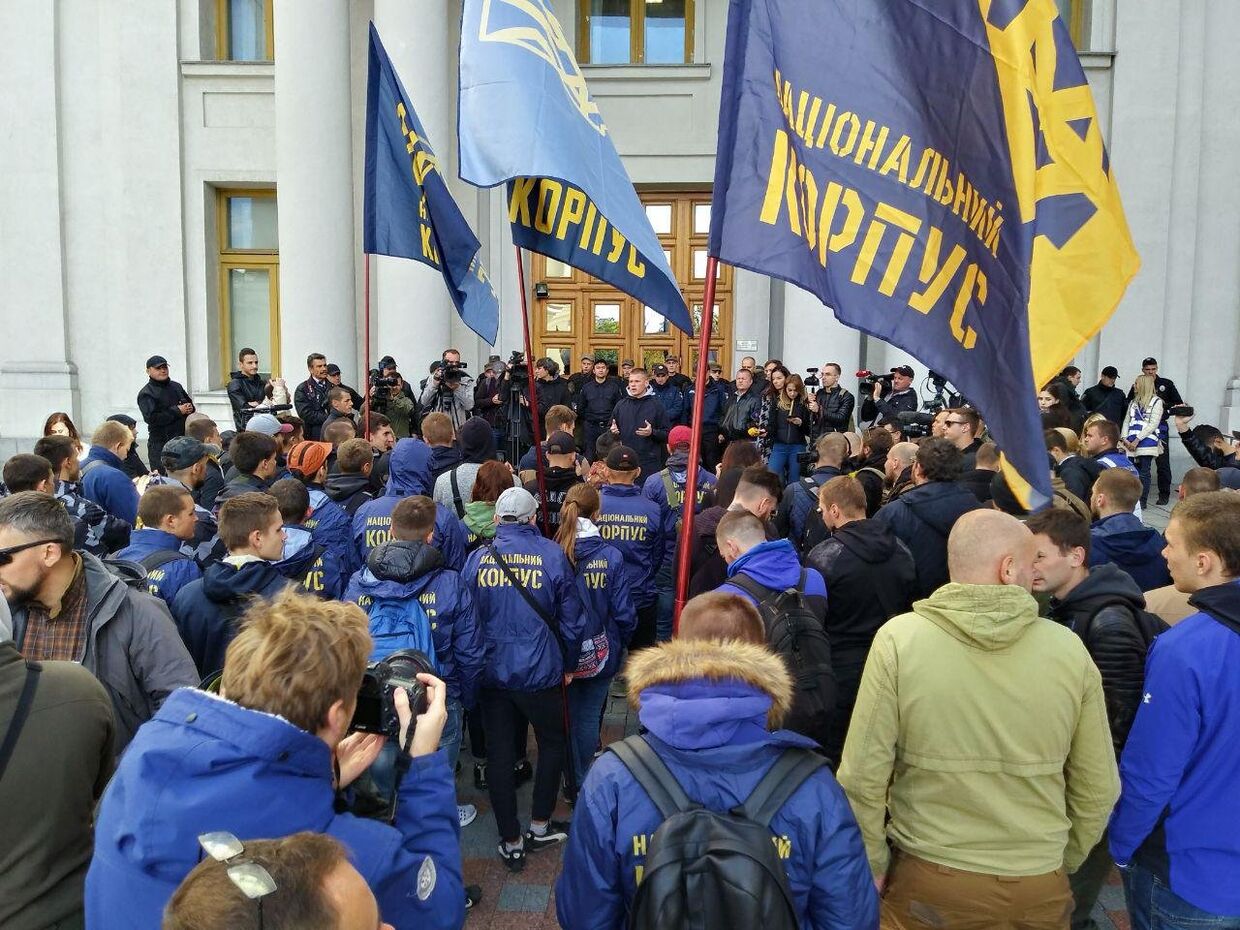 Националисты митингуют у здания министерства иностранных дел Украины с требованием выслать из страны консула Венгрии. 26 сентября 2018