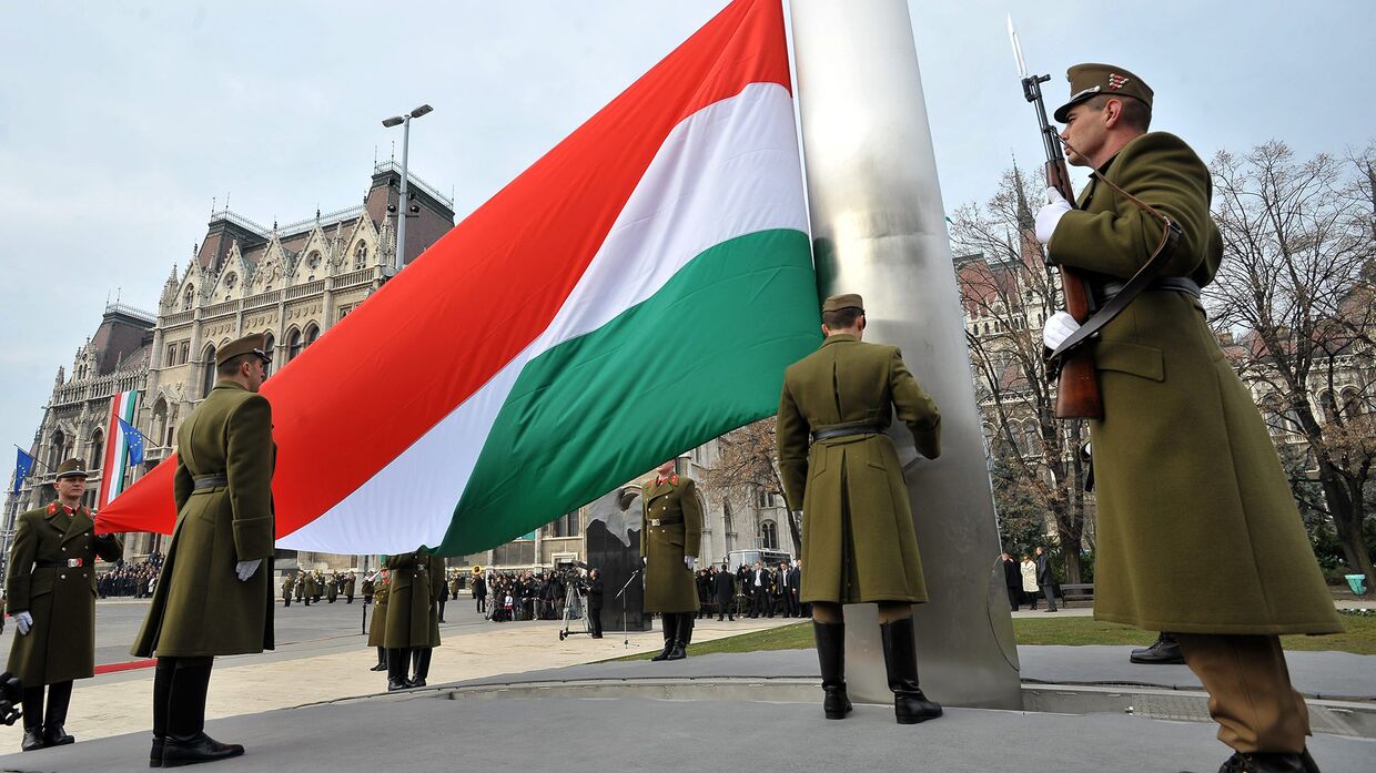 Государственный флаг у здания парламента в Будапеште, Венгрия