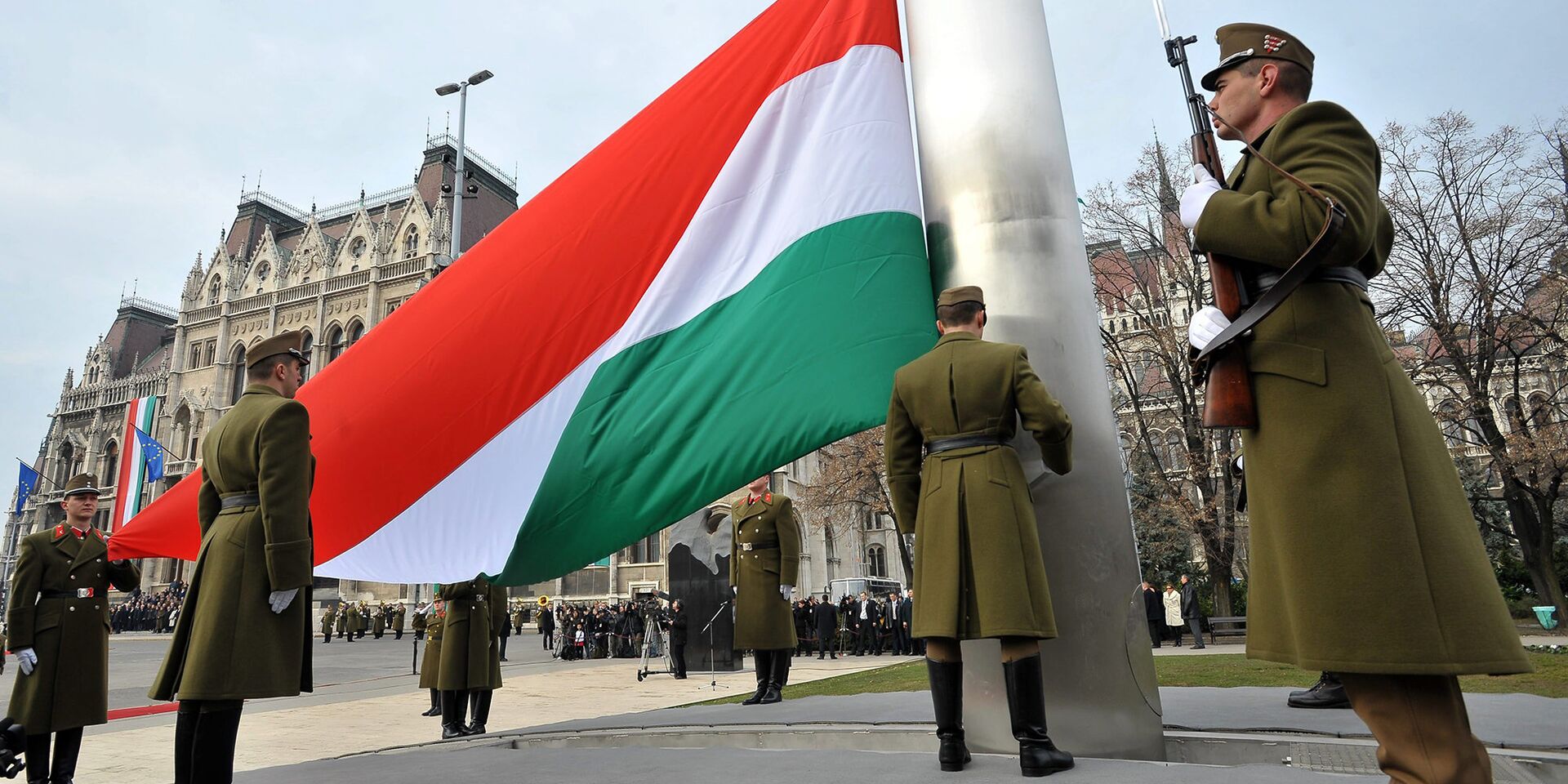 Государственный флаг у здания парламента в Будапеште, Венгрия - ИноСМИ, 1920, 24.02.2023