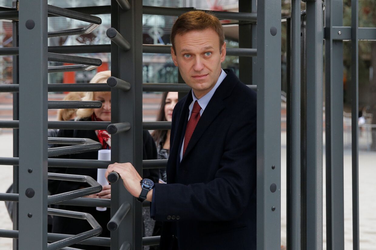 Российский оппозиционер Алексей Навальный покидает Европейский суд по правам человека в Страсбурге