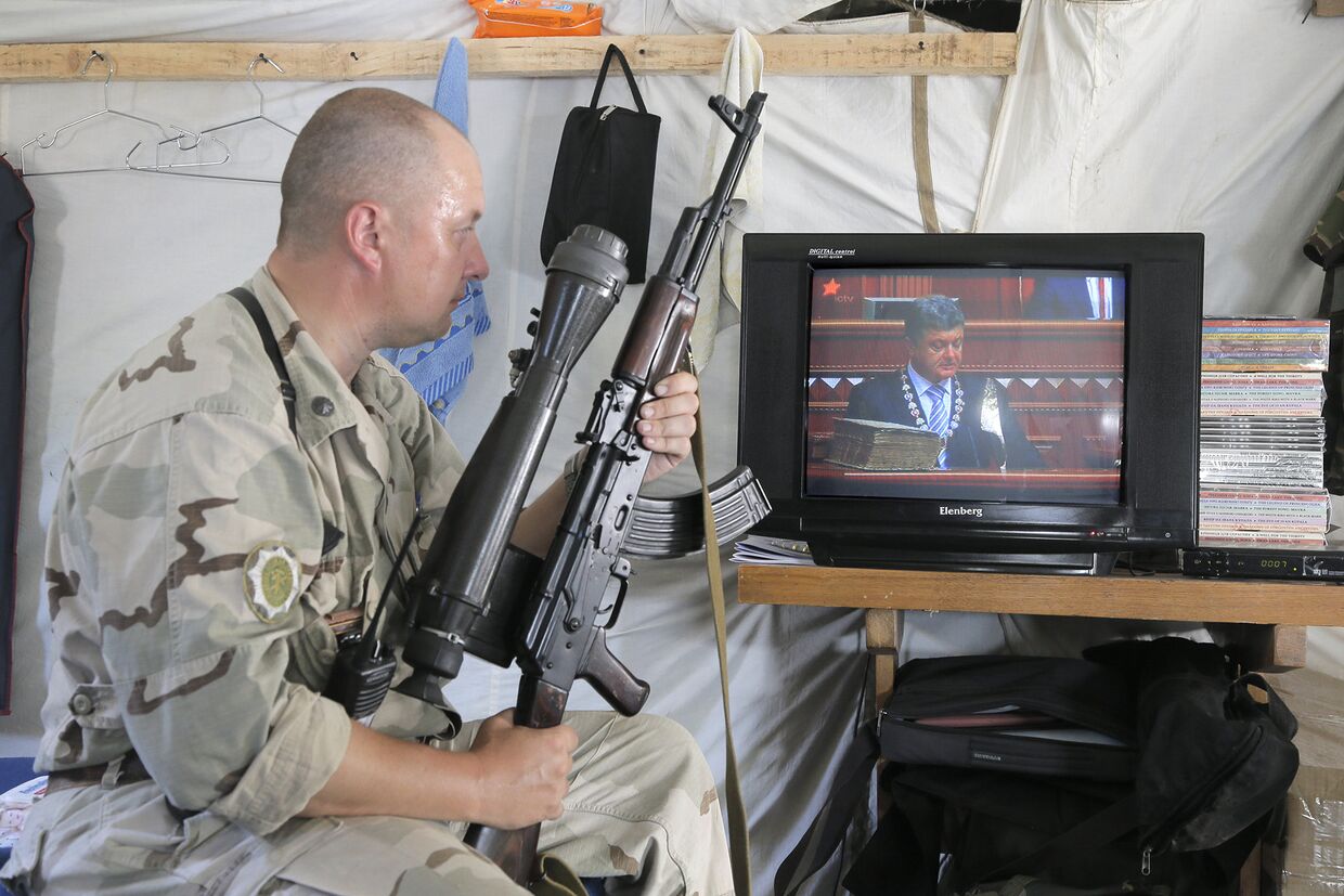 Украинский солдат смотрит инаугурацию избранного президента Украины Петра Порошенко