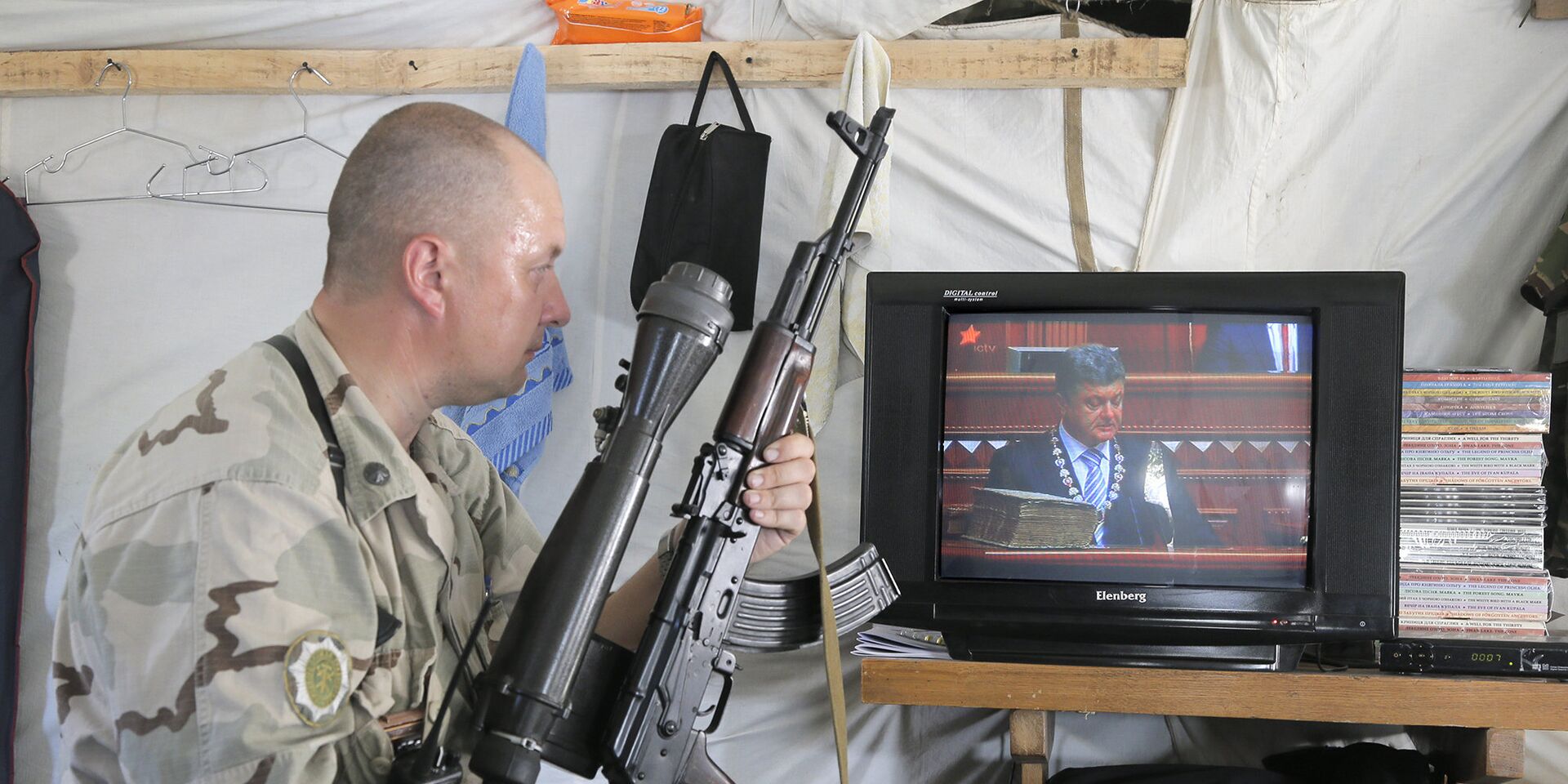 Украинский солдат смотрит инаугурацию избранного президента Украины Петра Порошенко - ИноСМИ, 1920, 05.11.2020