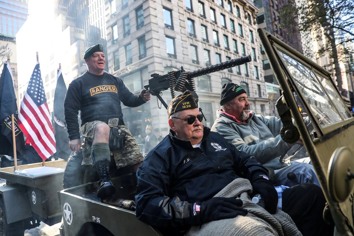 Участники парада в честь Дня ветеранов в Нью-Йорке
