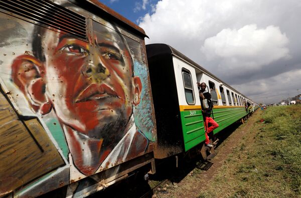 Портрет бывшего президента США Барака Обамы на вагоне пригородного поезда в Найроби, Кения