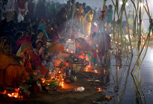 Участники религиозного фестиваля Чхат Пуджи в Ахмадабаде
