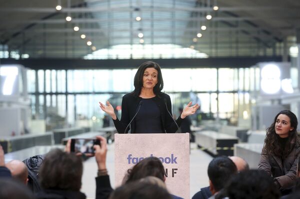 Главный операционный директор Facebook Шерил Сандберг Главный операционный директор Facebook Шерил Сандберг