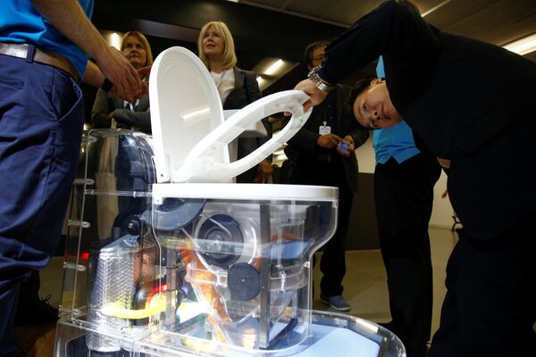 Туалет, придуманный Крэнфилдским университетом на выставке Reinvented Toilet Expo в Пекине Туалет, придуманный Крэнфилдским университетом на выставке Reinvented Toilet Expo в Пекине