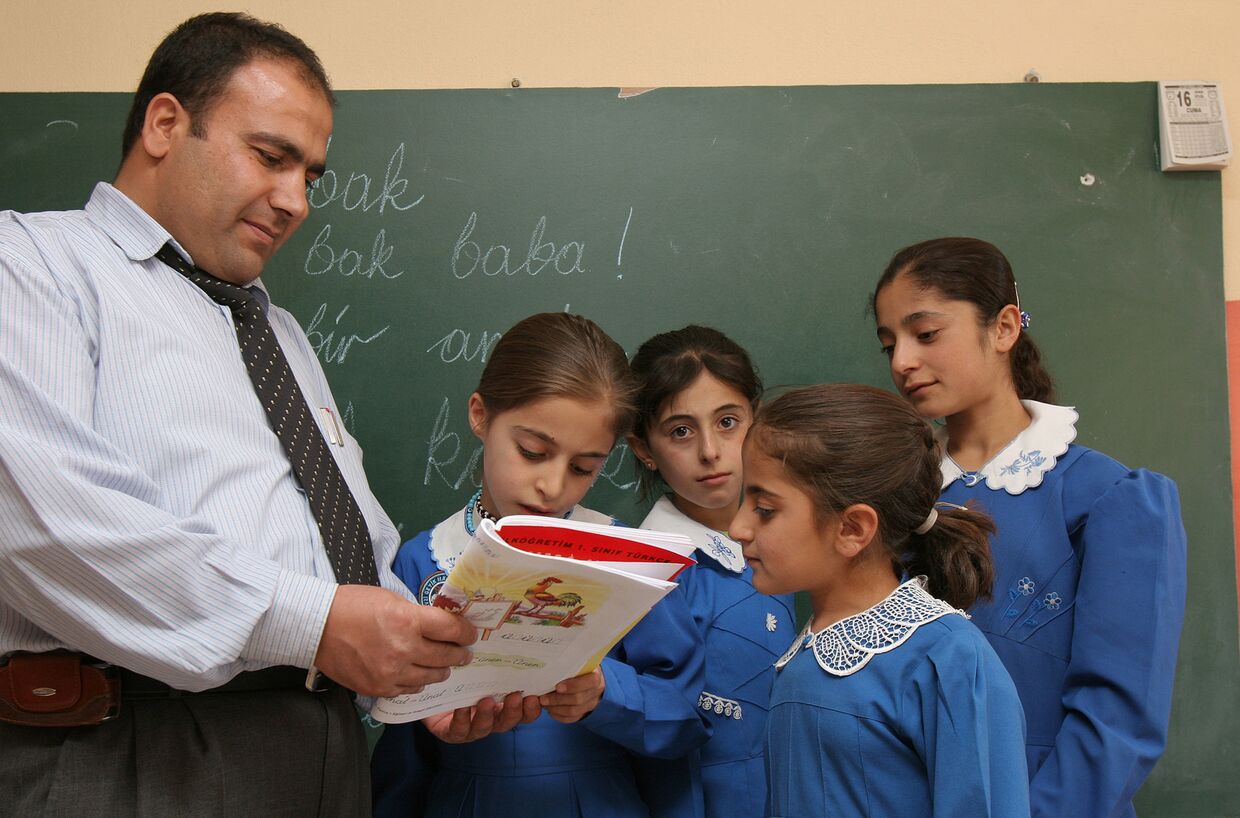 Учитель и ученицы в школе города Ван в Турции