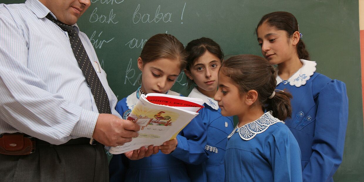 Учитель и ученицы в школе города Ван в Турции