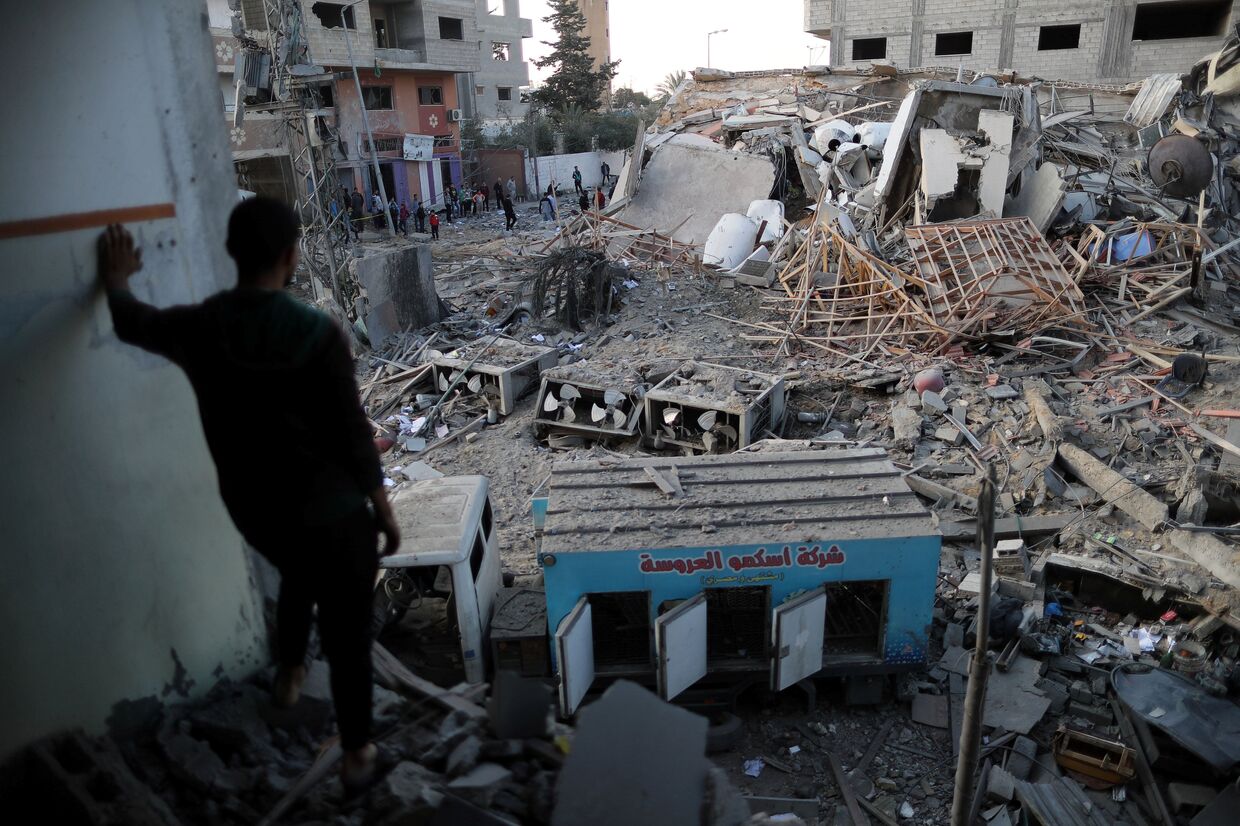 Разрушенное в результате авиаударов Израиля здание телекомпании Хамас в секторе Газа