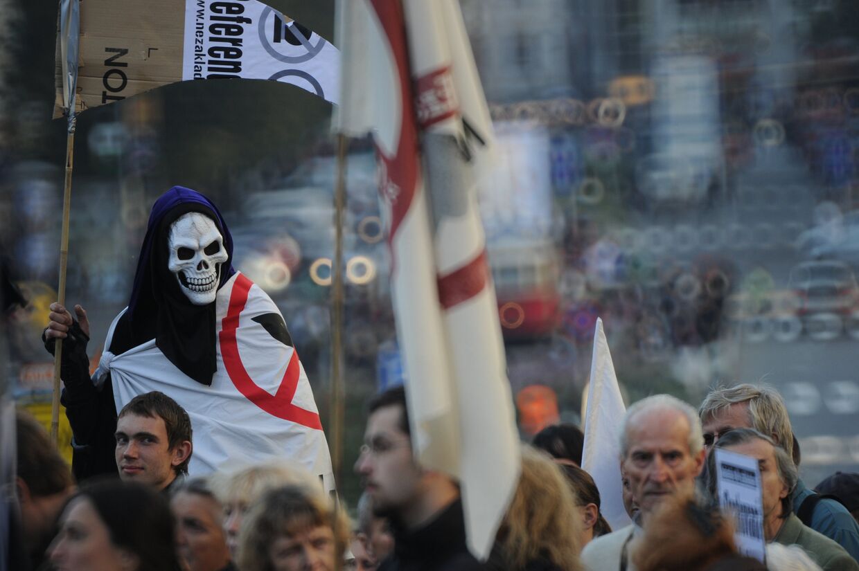 Участники митинга против размещения военных баз НАТО в Чехии, который состоялся на Вацлавской площади