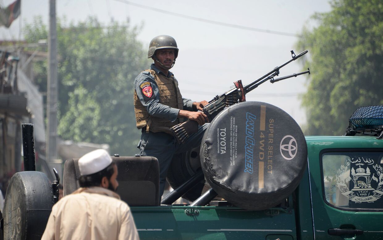 Афганские военные недалеко от места нападения на госучреждение в городе Джелалабад, Афганистан. 31 июля 2018