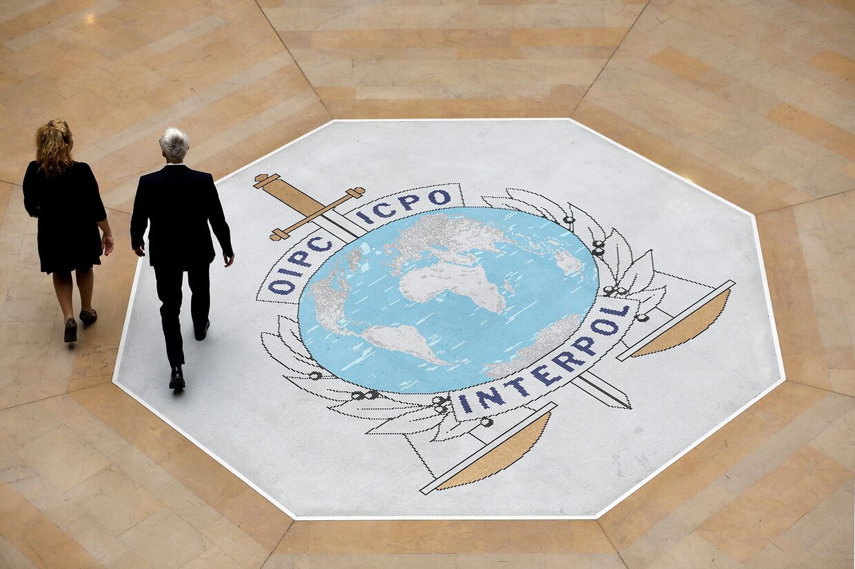 Логотип Интерпола в штаб-квартире агентства в Лионе, Франция