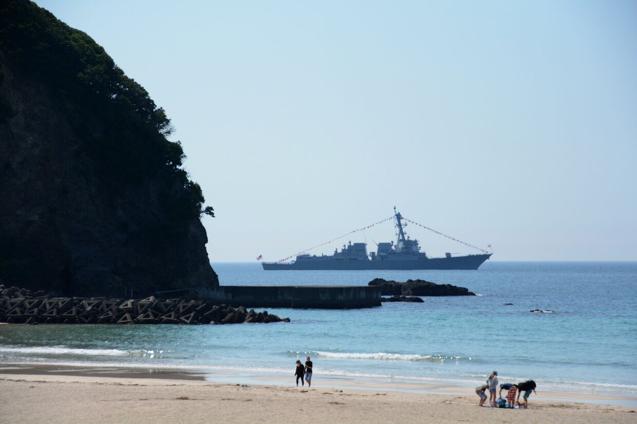 Эсминец Mustin ВМС США у берегов Японии