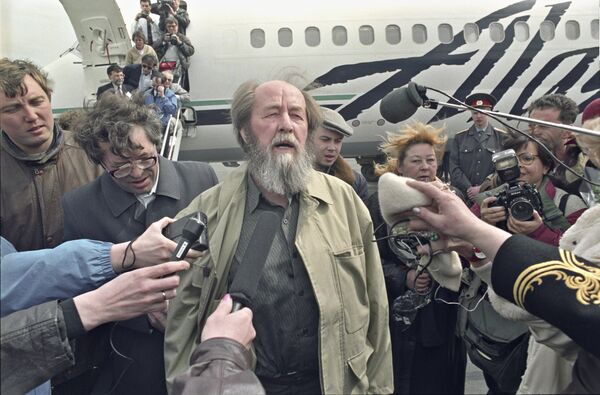 Жители Магадана встречают в аэропорту писателя Александра Солженицына Жители Магадана встречают в аэропорту писателя Александра Солженицына