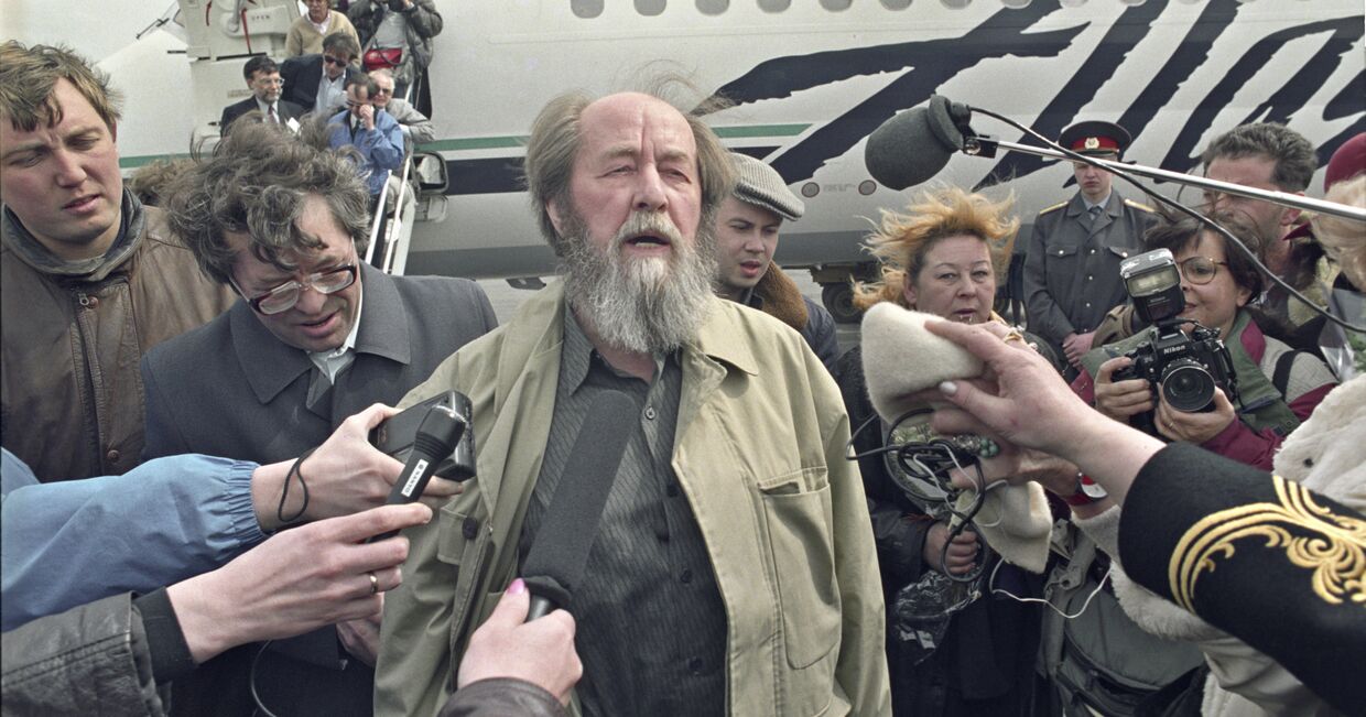 Жители Магадана встречают в аэропорту писателя Александра Солженицына