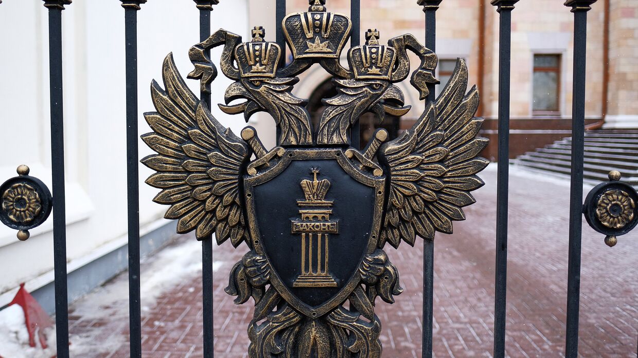 Герб на ограде у здания Генеральной прокуратуры России на улице Петровка в Москве