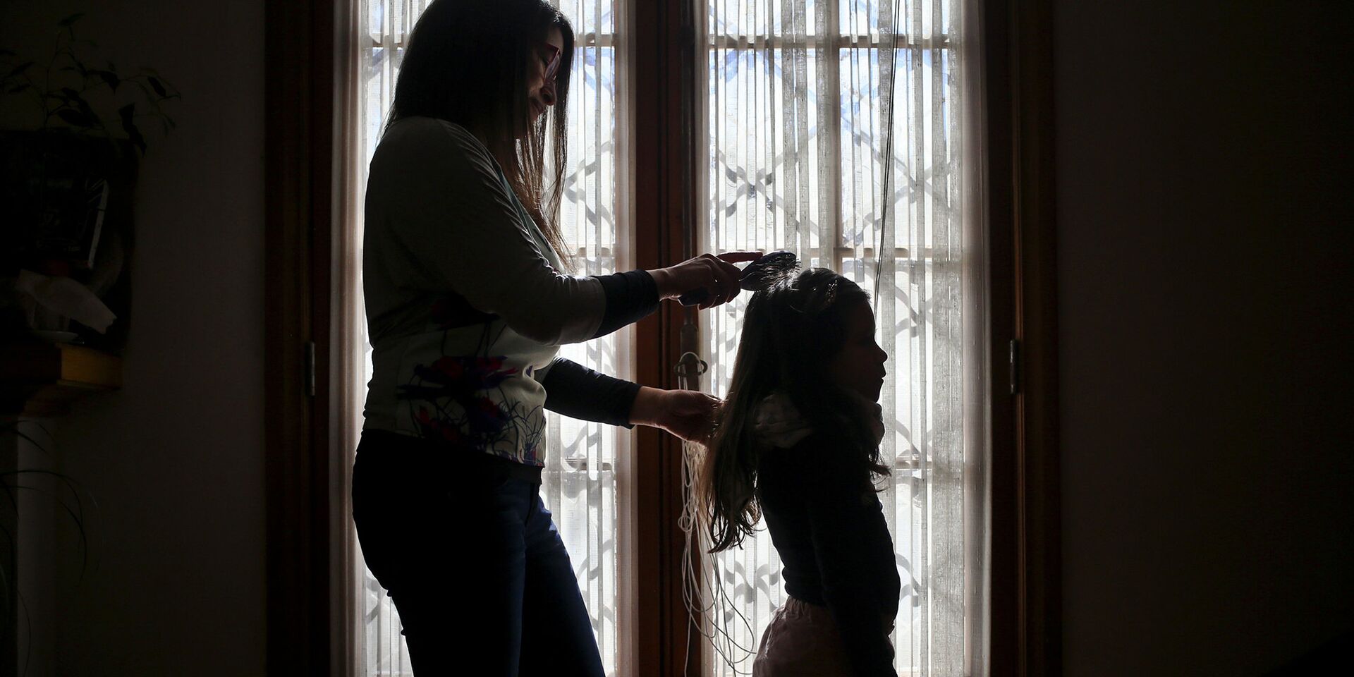 Моника Флорес расчесывает волосы ребенку-трансгендеру у себя дома в Сантьяго - ИноСМИ, 1920, 12.08.2023