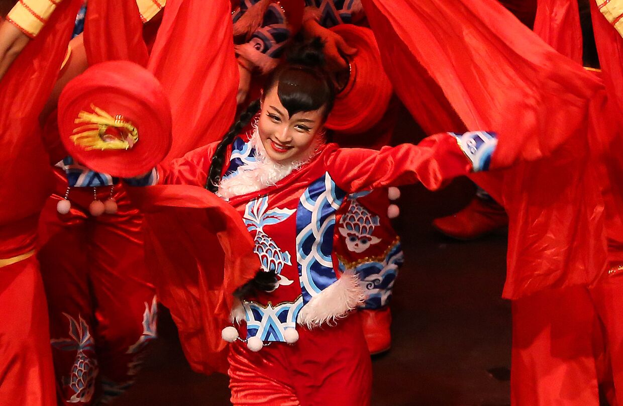 Танцоры из китайской художественной труппы выступают в Кувейте