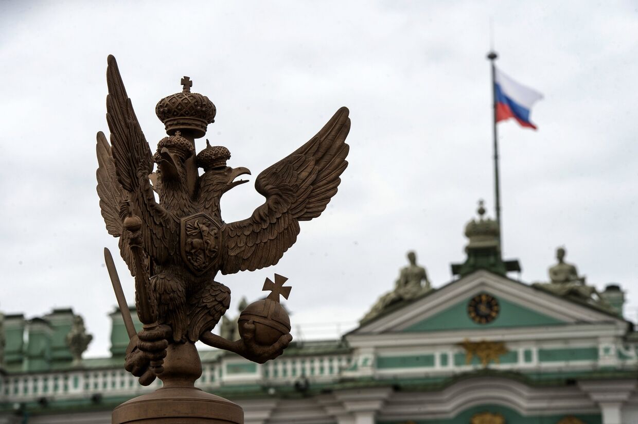 Двуглавый орел на ограде Александровской колонны на Дворцовой площади в Санкт-Петербурге