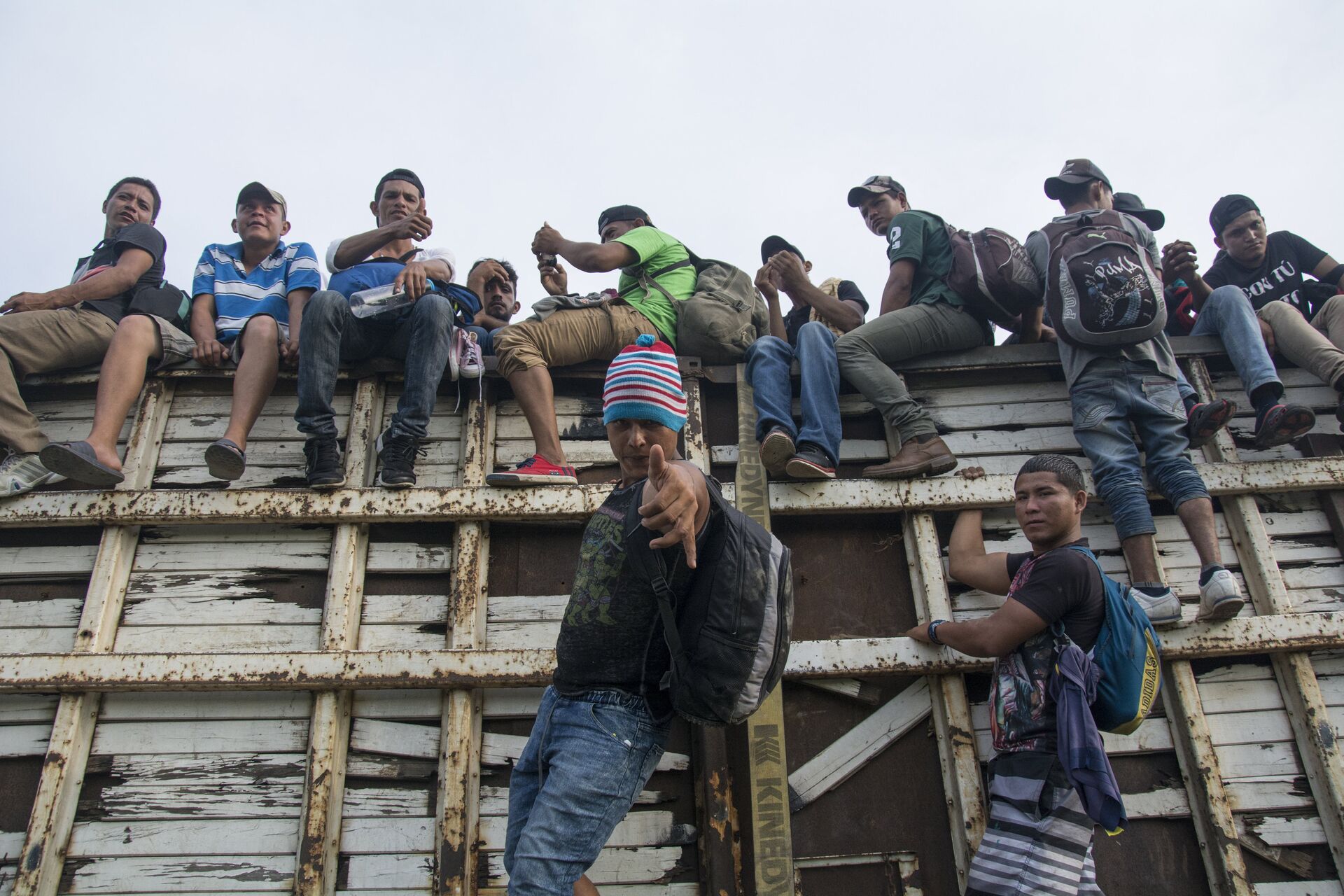 Мигранты из Гондураса, направляющиеся, в составе каравана, по территории Мексики в направлении границы с США - ИноСМИ, 1920, 18.09.2020