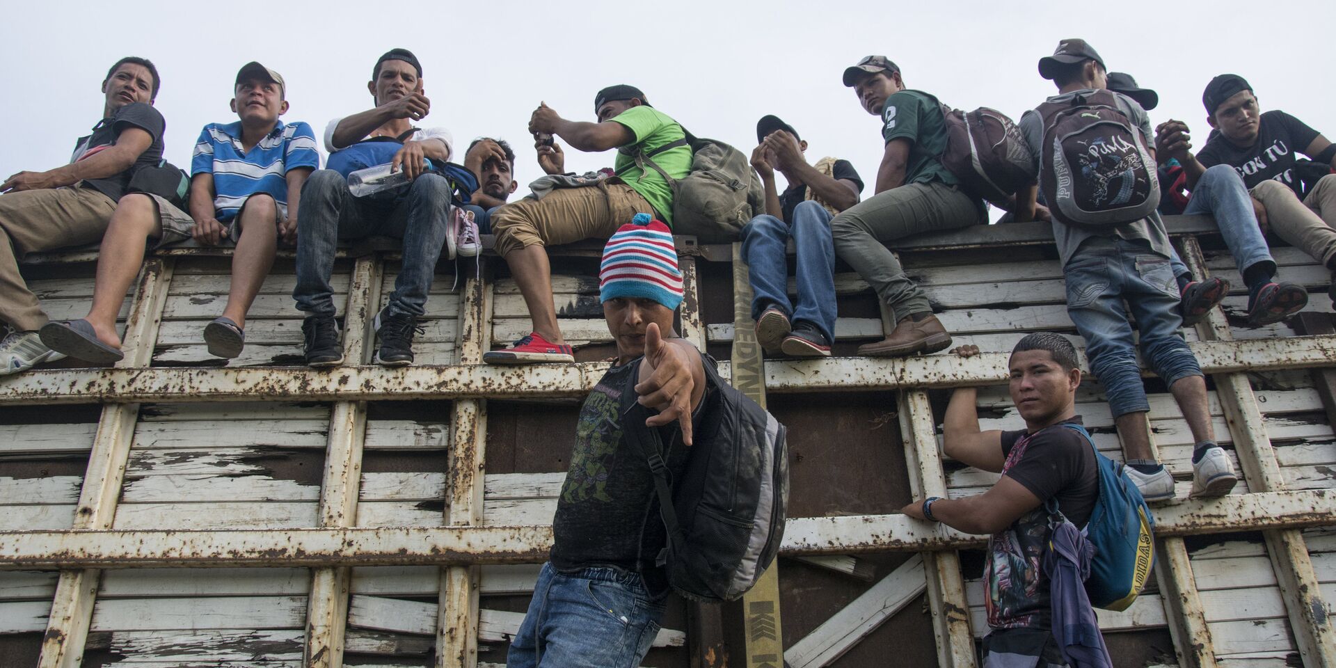 Мигранты из Гондураса, направляющиеся, в составе каравана, по территории Мексики в направлении границы с США - ИноСМИ, 1920, 18.09.2020