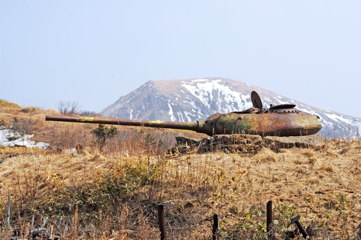 Башня от среднего советского танка Т-54, установленные на бетонных казематах, на острове Шикотан Сахалинской области