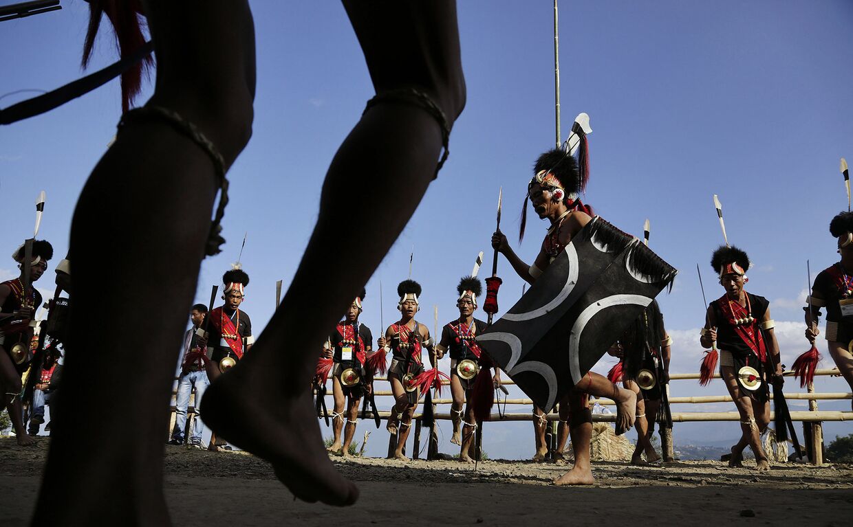 Войны племени Нагав исполняют традиционный танец в индийской деревне Кисама