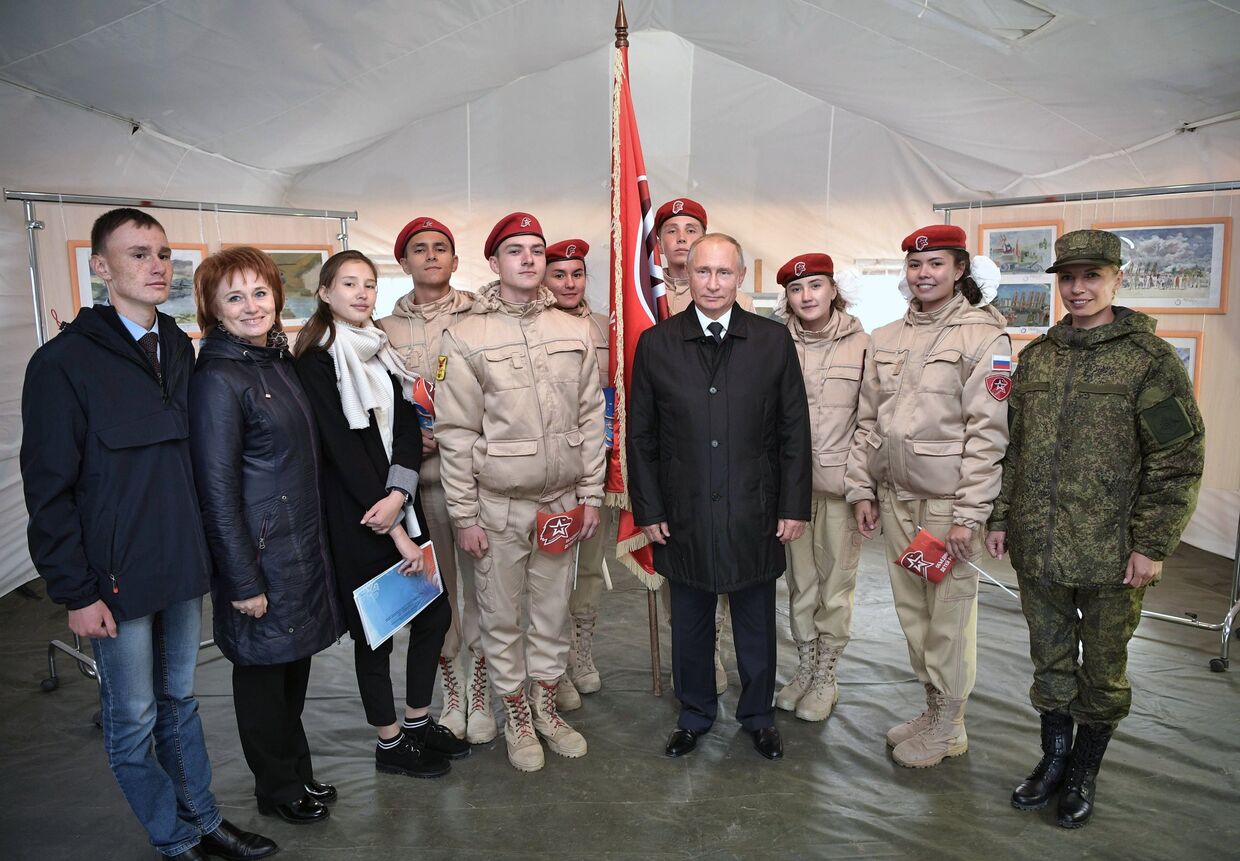 Президент РФ Владимир Путин с юнармейцами во время посещения забайкальского полигона Цугол