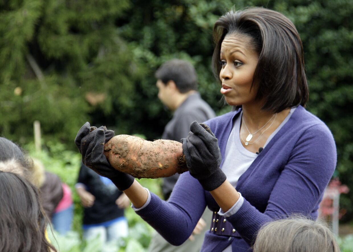 Первая леди Мишель Обама собирает урожай вместе с детьми из начальной школы в Вашингтоне