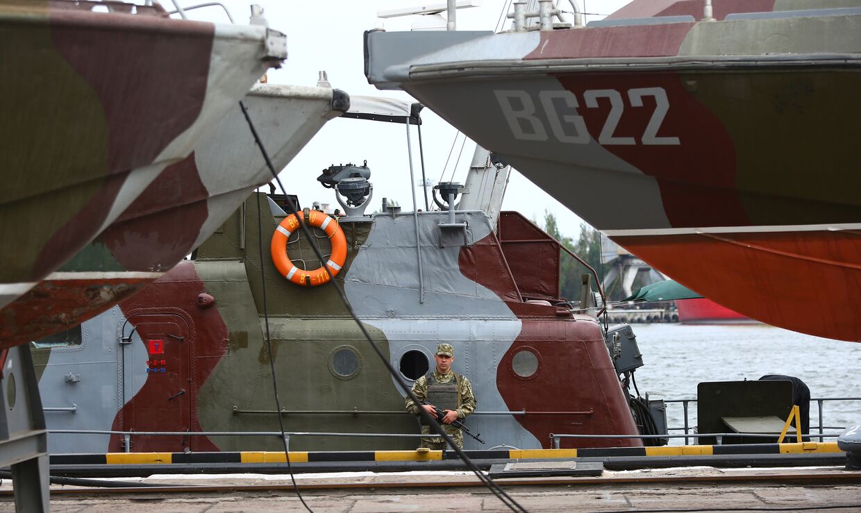 Украинский военнослужащий на борту патрульного катера в порту Мариуполя