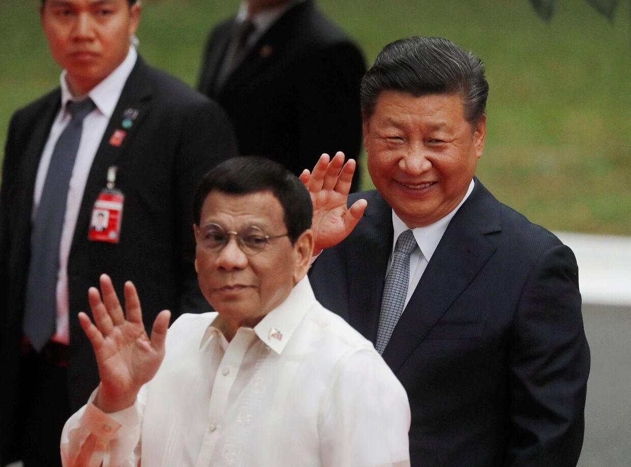 Председатель КНР Си Цзиньпин и президент Филиппин Родриго Дутерте во время встречи в президентском дворце в Маниле