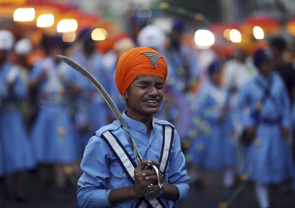 Участник религиозной процессии в преддверии годовщины рождения сикского святого Нанака в Хайдарабаде, Индия