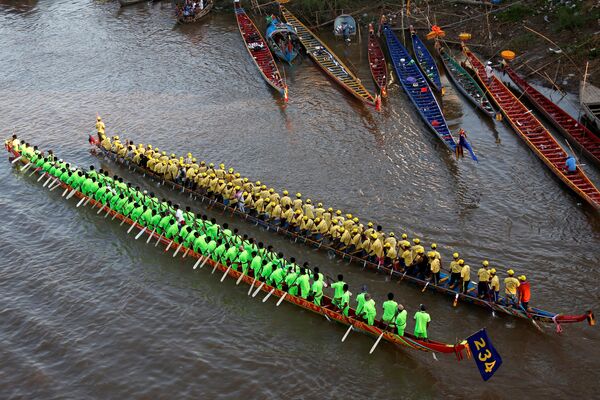 Участники ежегодного фестиваля на реке Тонлесап в Пномпене