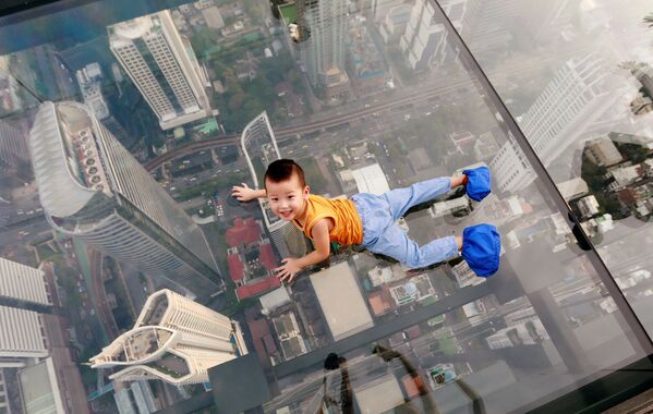 Ребенок на площадке самого высокого небоскреба в Бангкоке