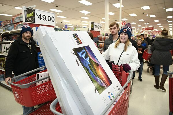 Покупатели во время пятничной распродажи в Мапл Гроув, Миннесота, США