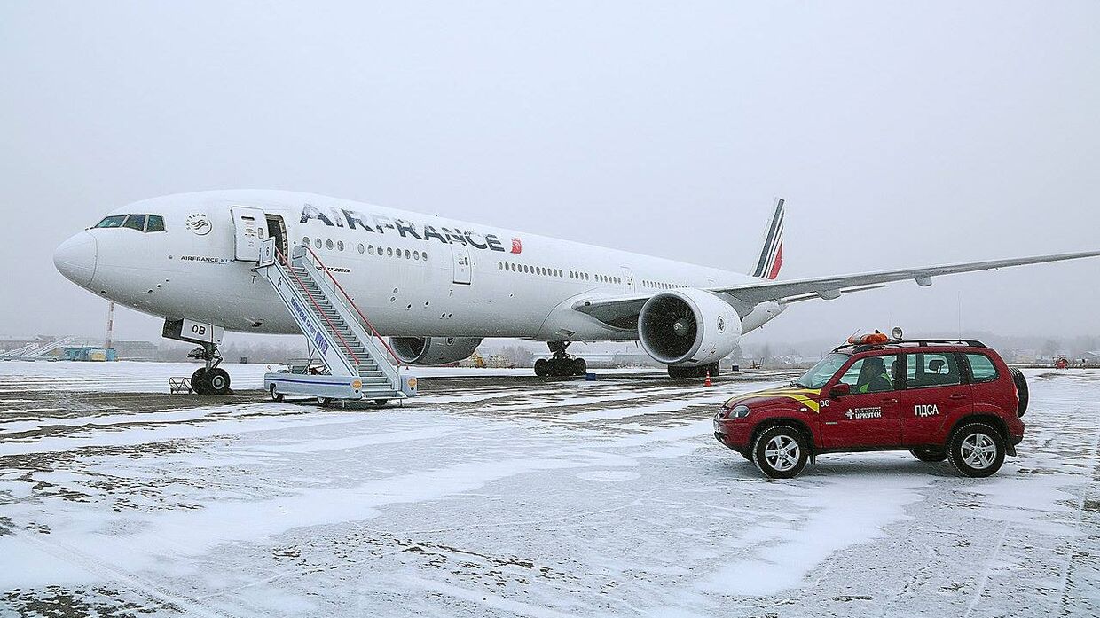 Самолет Boeing-777 авиакомпании Air France в аэропорту Иркутска