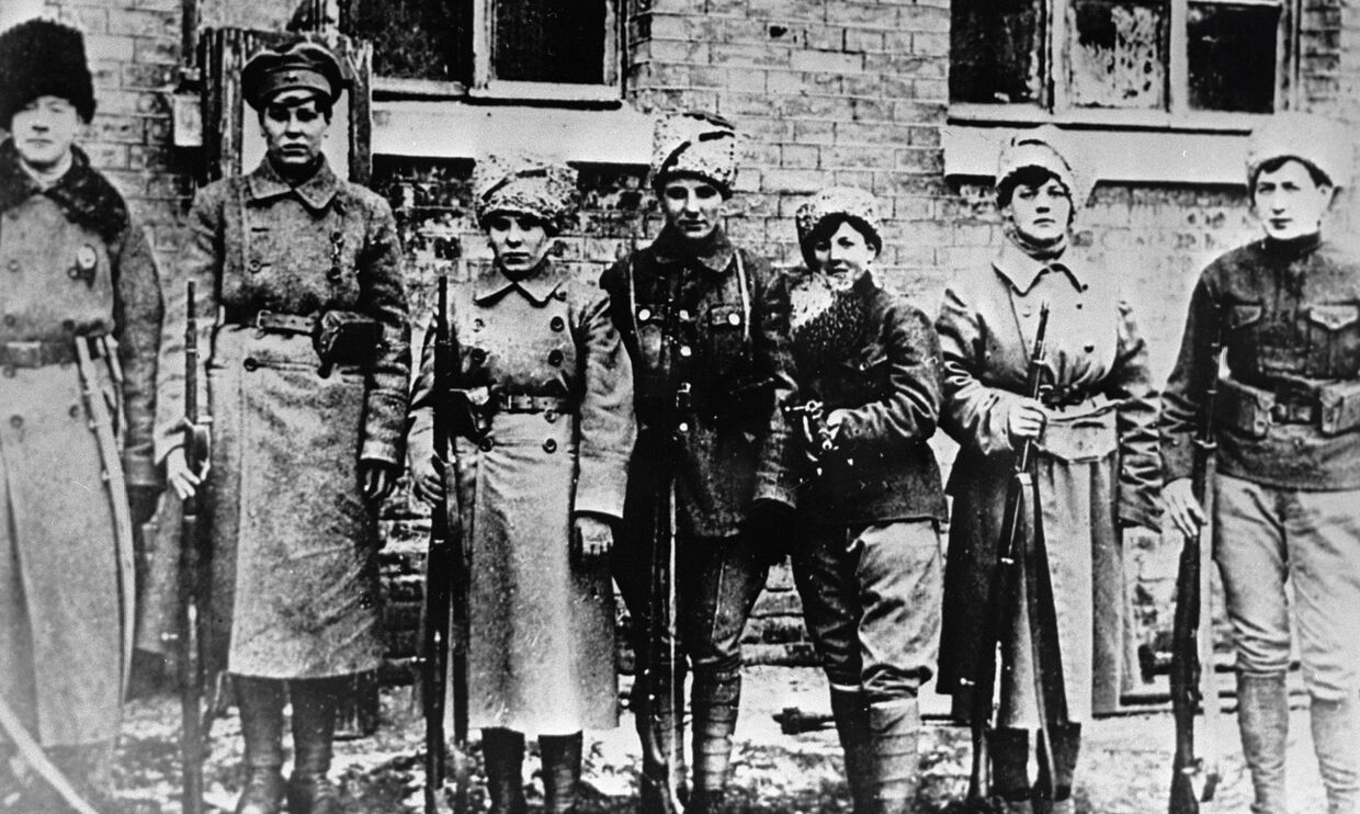 Группа женщин-красноармейцев отправляется на фронт