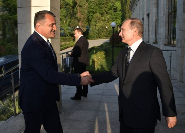 Президент РФ Владимир Путин и президент Республики Южная Осетия Анатолий Бибилов Президент РФ Владимир Путин и президент Республики Южная Осетия Анатолий Бибилов