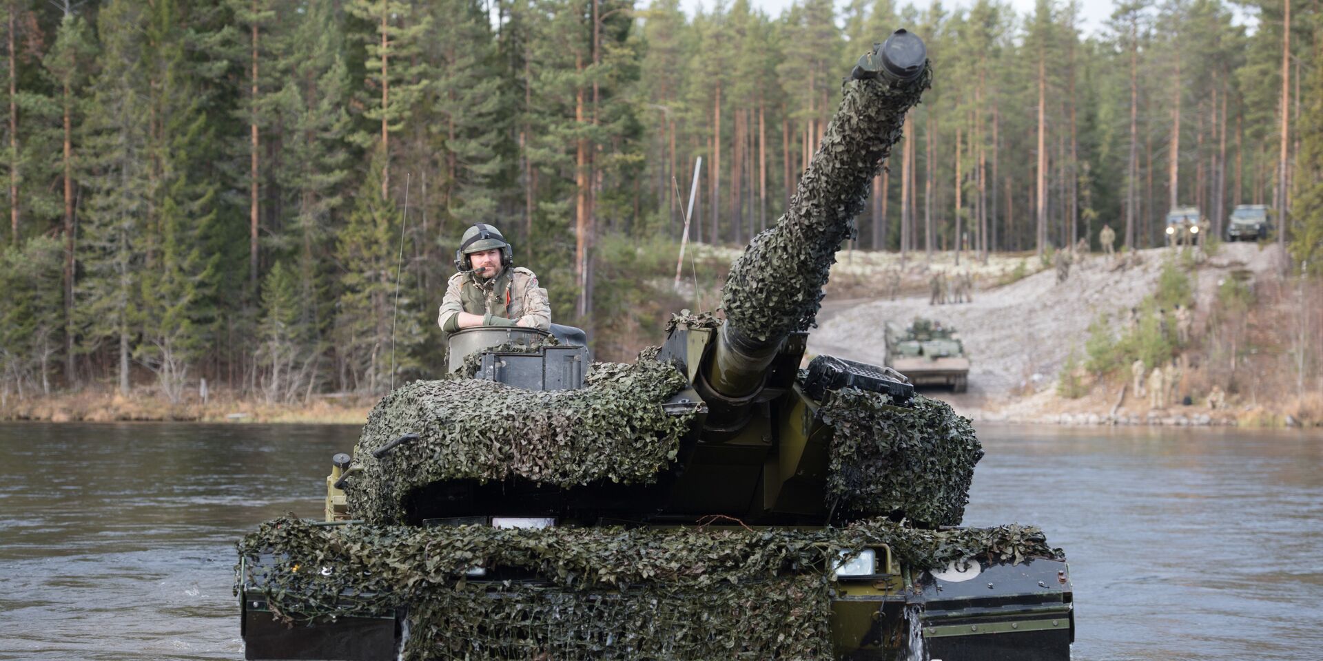 Датский танк Leopard 2 форсирует реку во время совместных учений войск НАТО Trident Juncture 2018 (Единый трезубец) в Норвегии - ИноСМИ, 1920, 22.04.2023